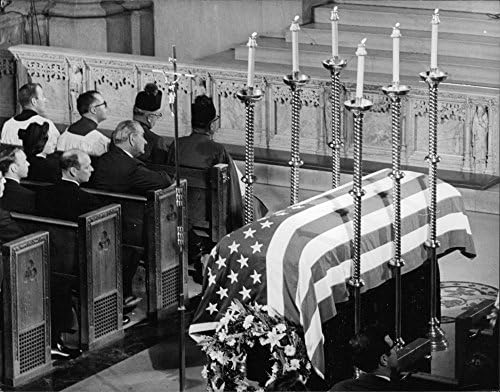 תצלום וינטג 'של הארון של רוברט פ. קנדי, עטוף בדגל הלאומי האמריקני.