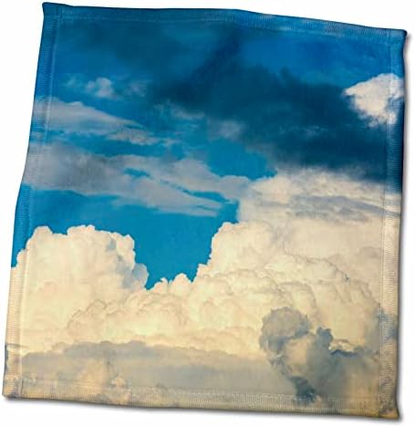 ענני מצטבר של 3 דריוזה של צבע בצבע בז '. שמיים דרמטיים, מזג אוויר קיץ - מגבות